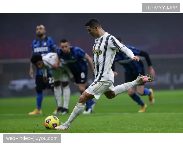 国米防守体系稳固 三后卫协同保护禁区内空间